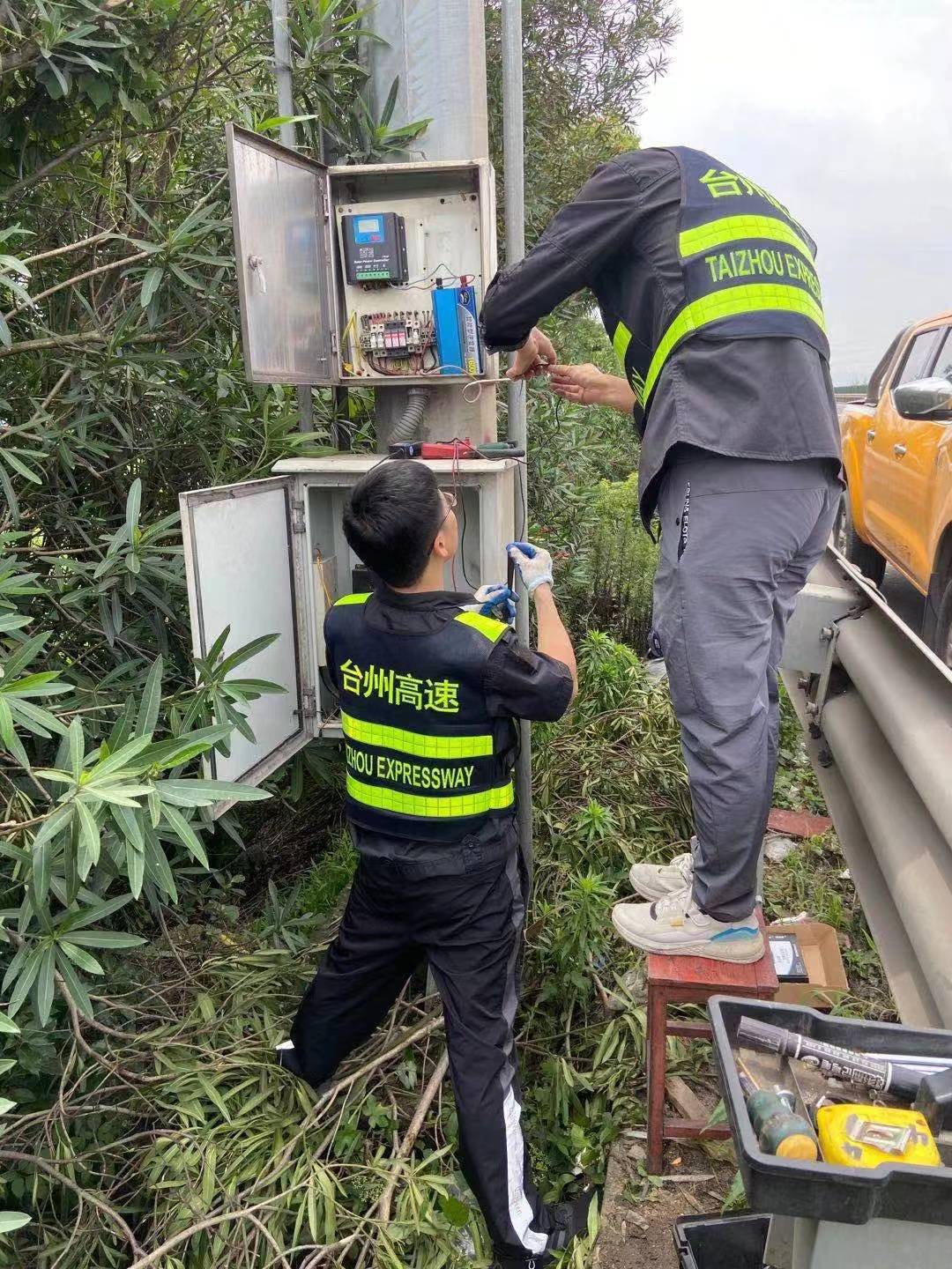 1656469110172587.jpg 對沿線攝像頭檢修.jpg