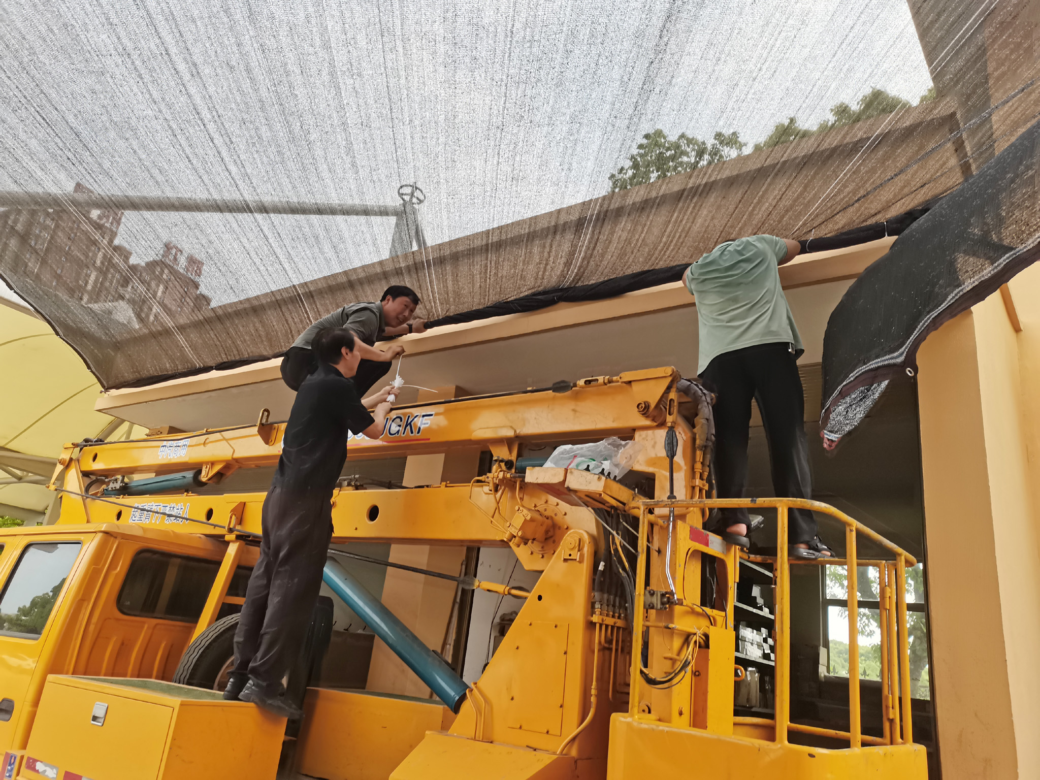 1686011301219412.jpg 圖為正在安裝遮陽網.jpg